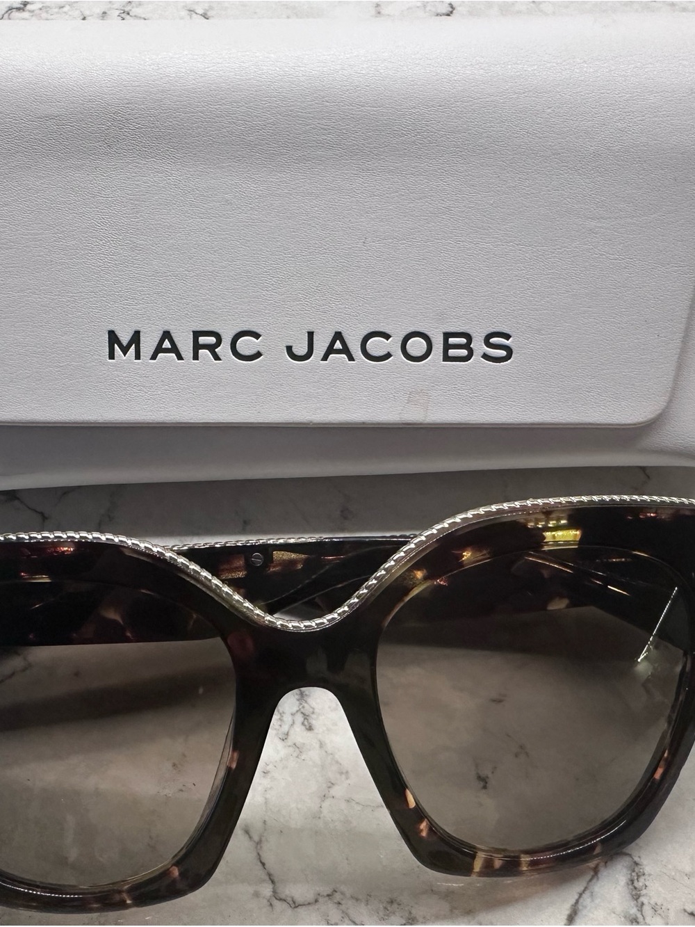 Marc Jacobs Havana Tortoiseshell Cat-Eye Sunglasses with gold chain ace r